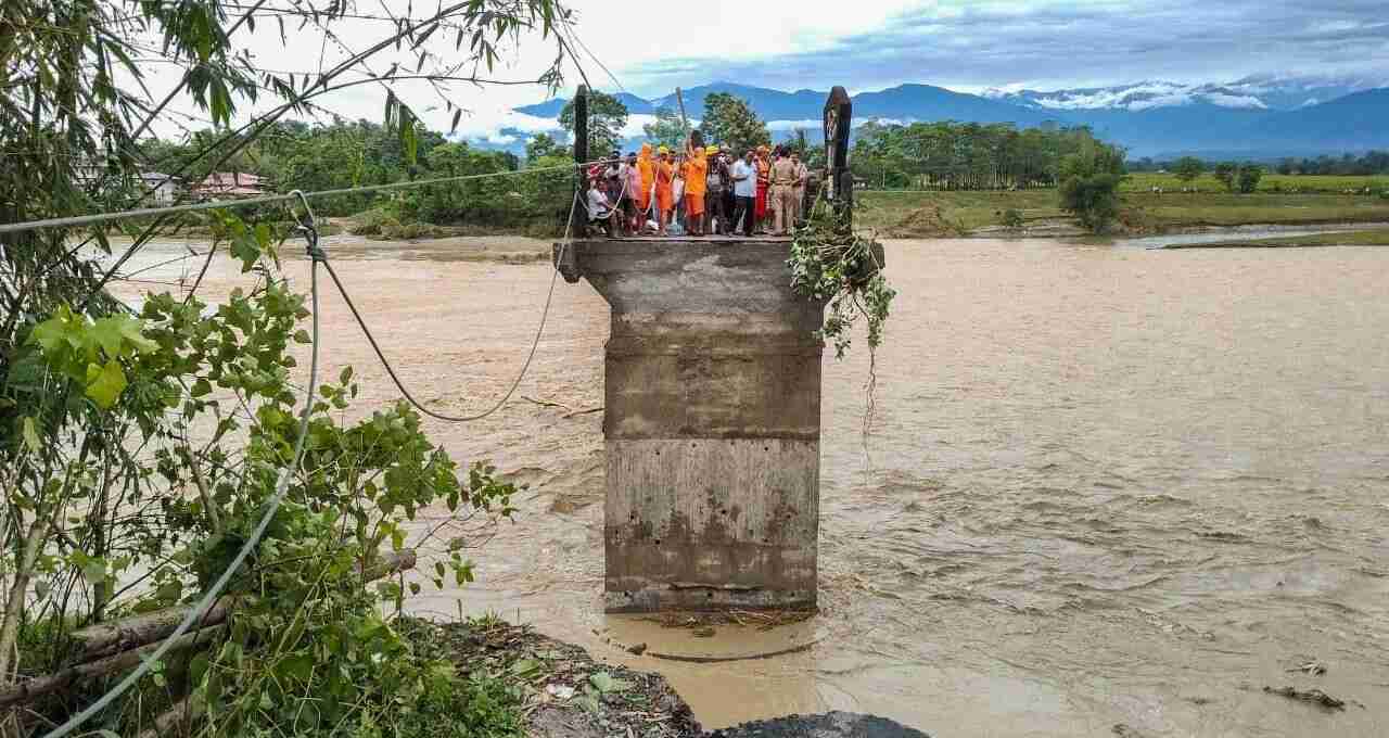 दार्जिलिंग में भूस्खलन और भारी बारिश से 20 की मौत, बचाव कार्य जारी