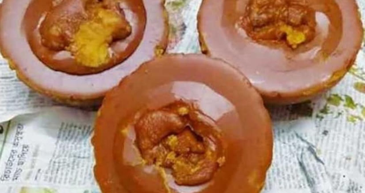 হাওড়ায় টাটকা খেজুর রস ও সস্তা খাঁটি গুড়, শীতে ক্রেতার ভিড় বৃদ্ধি
