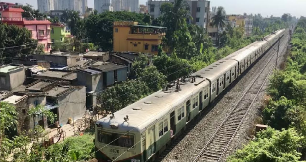 দমদম জংশনে ট্র্যাক ব্লক! একাধিক লোকাল ও এক্সপ্রেস ট্রেন বাতিল-সময়সূচি বদল, যাত্রীদের বড় বার্তা রেলের
