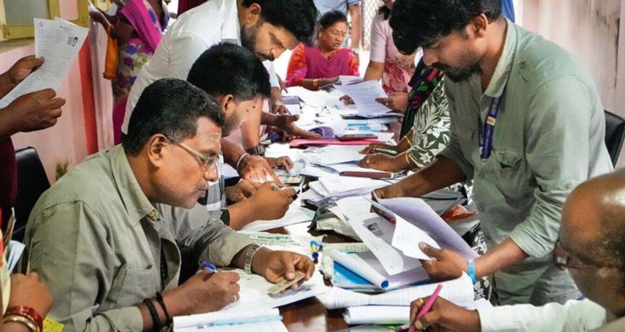 তিন দিনে তিন রকম সংখ্যা—রাজনীতিতে শুরু তীব্র বিতর্ক, জেলাভিত্তিক তালিকাও প্রকাশ করল কমিশন।
