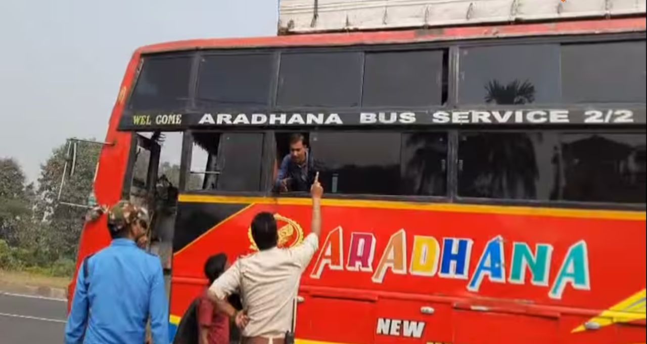 রানাঘাটে বাসের ছাদে বসা যাত্রী, ট্রাফিক পুলিশ ২ কিমি ধাওয়া করে থামাল বাস
