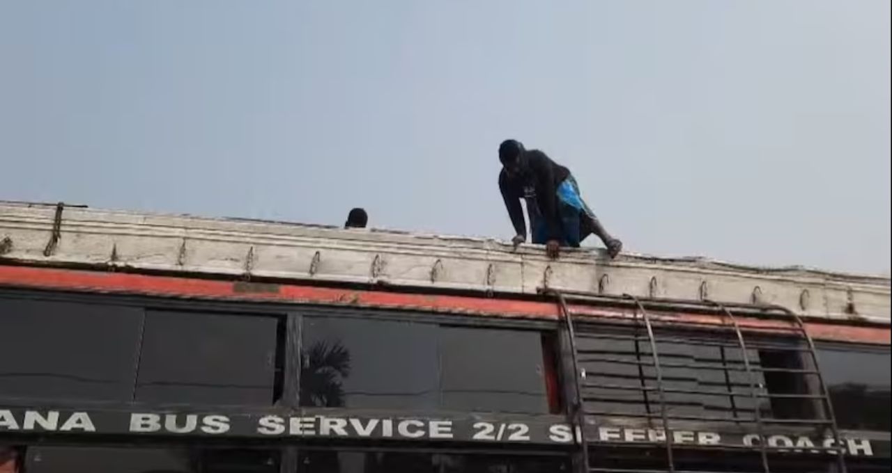 রানাঘাটে বাসের ছাদে বসা যাত্রী, ট্রাফিক পুলিশ ২ কিমি ধাওয়া করে থামাল বাস
