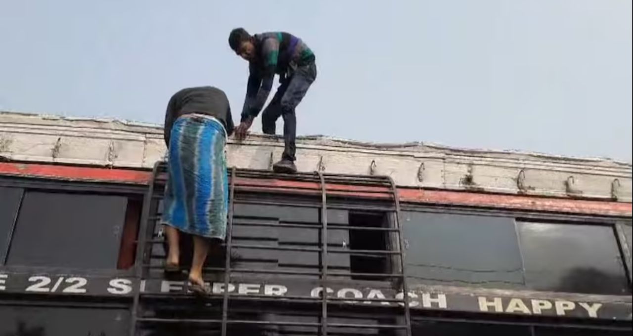 রানাঘাটে বাসের ছাদে বসা যাত্রী, ট্রাফিক পুলিশ ২ কিমি ধাওয়া করে থামাল বাস
