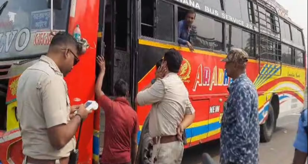 রানাঘাটে বাসের ছাদে বসা যাত্রী, ট্রাফিক পুলিশ ২ কিমি ধাওয়া করে থামাল বাস
