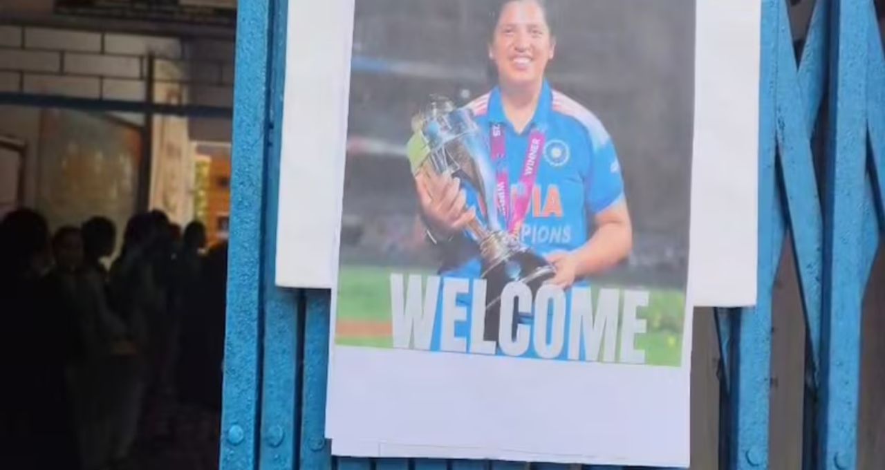 ব্যারাকপুরের স্কুলে হঠাৎ হাজির বিশ্বকাপজয়ী রিচা ঘোষ, সেলফি তুলতে ছাত্রছাত্রীদের হিড়িক
