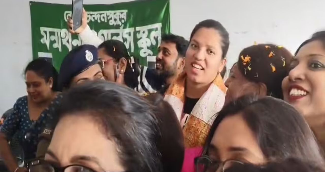 ব্যারাকপুরের স্কুলে হঠাৎ হাজির বিশ্বকাপজয়ী রিচা ঘোষ, সেলফি তুলতে ছাত্রছাত্রীদের হিড়িক
