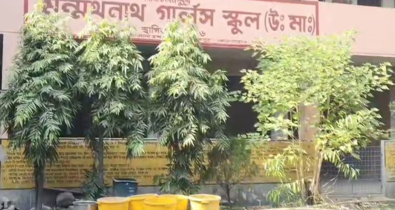 ব্যারাকপুরের স্কুলে হঠাৎ হাজির বিশ্বকাপজয়ী রিচা ঘোষ, সেলফি তুলতে ছাত্রছাত্রীদের হিড়িক
