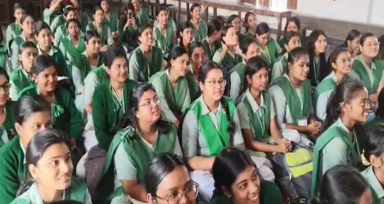 ব্যারাকপুরের স্কুলে হঠাৎ হাজির বিশ্বকাপজয়ী রিচা ঘোষ, সেলফি তুলতে ছাত্রছাত্রীদের হিড়িক
