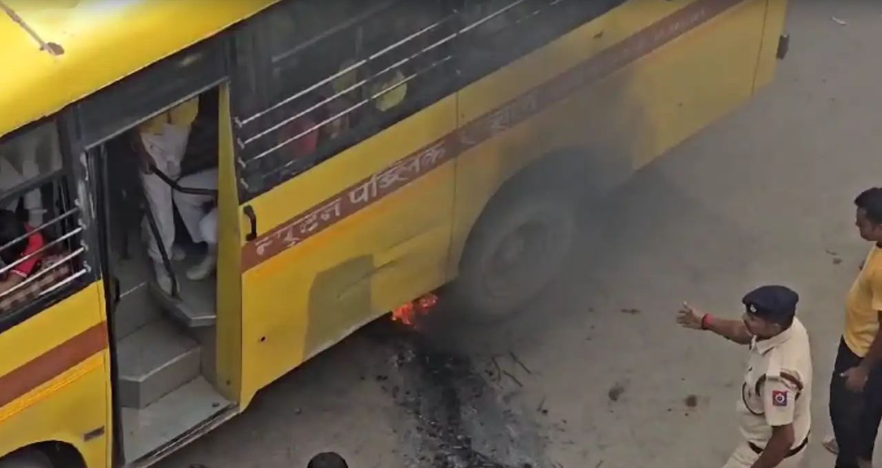 পাটকাপাড়ায় চলন্ত স্কুল ভ্যানে আগুন! চালকের তৎপরতায় অল্পের জন্য রক্ষা ছোট পড়ুয়ারা
