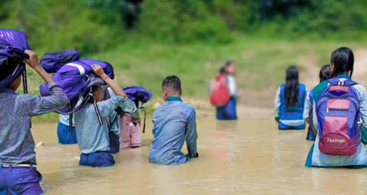 पालवास रोड जलभराव संकट: स्कूल जाने वाले बच्चे कीचड़ में फंसे, ग्रामीणों की सड़क जाम की चेतावनी