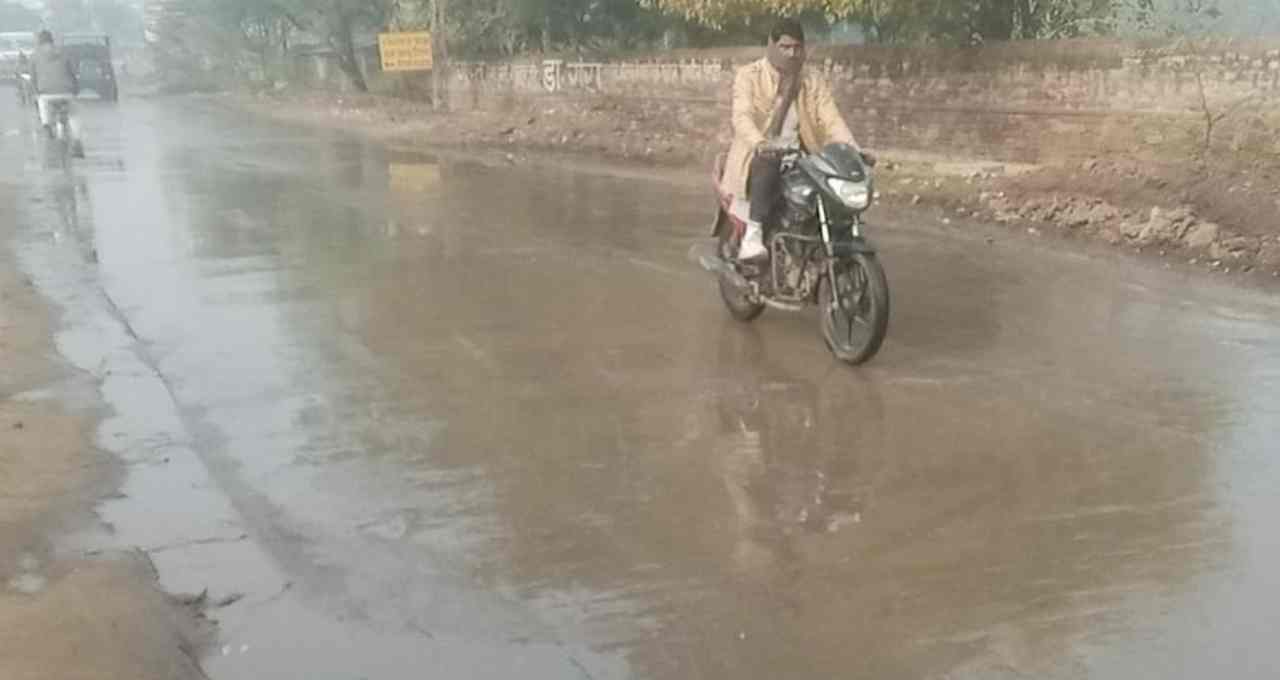 बिसाऊ में सप्लाई लाइन लीक: एक सप्ताह से सड़क पर बह रहा कीमती पानी, राहगीर और दुकानदार परेशान