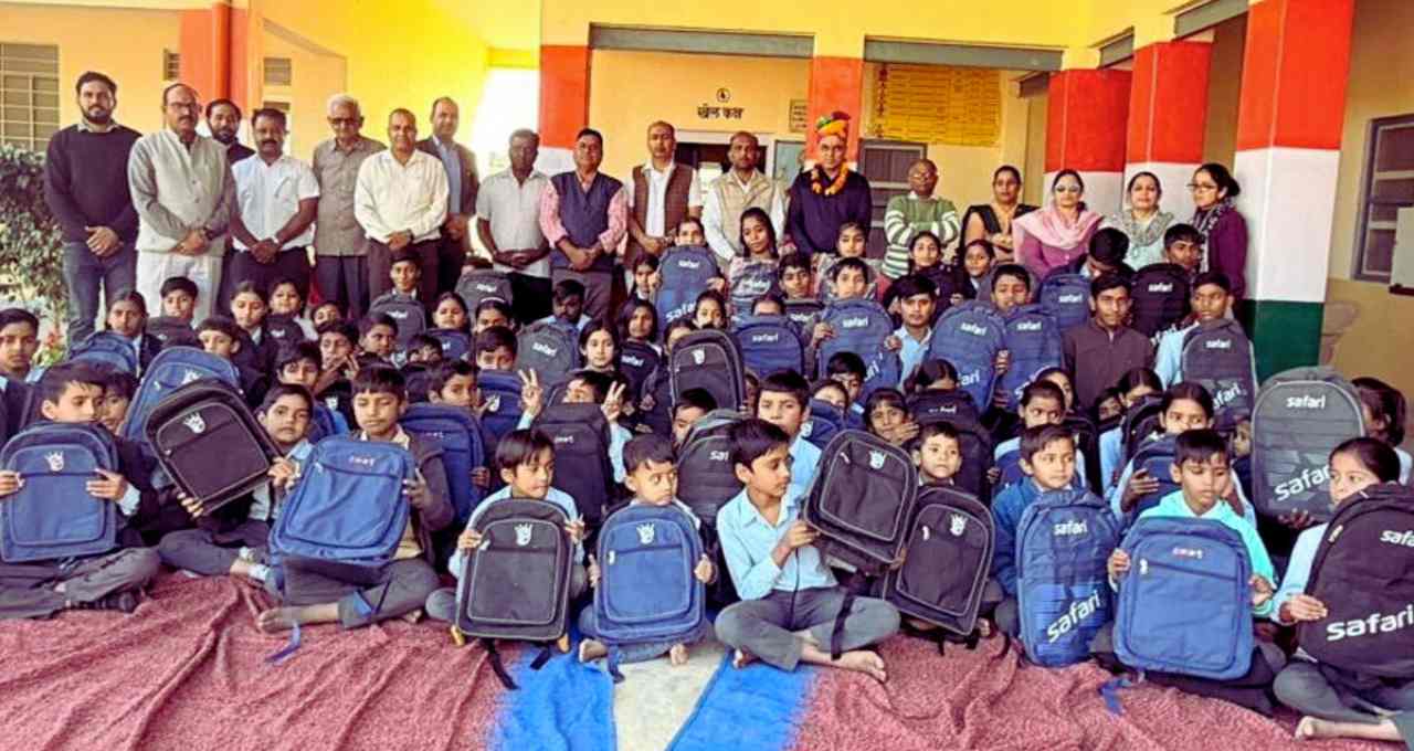 School Bag Distribution Event: काली पहाड़ी सरकारी स्कूल में छात्रों को मिले बैग