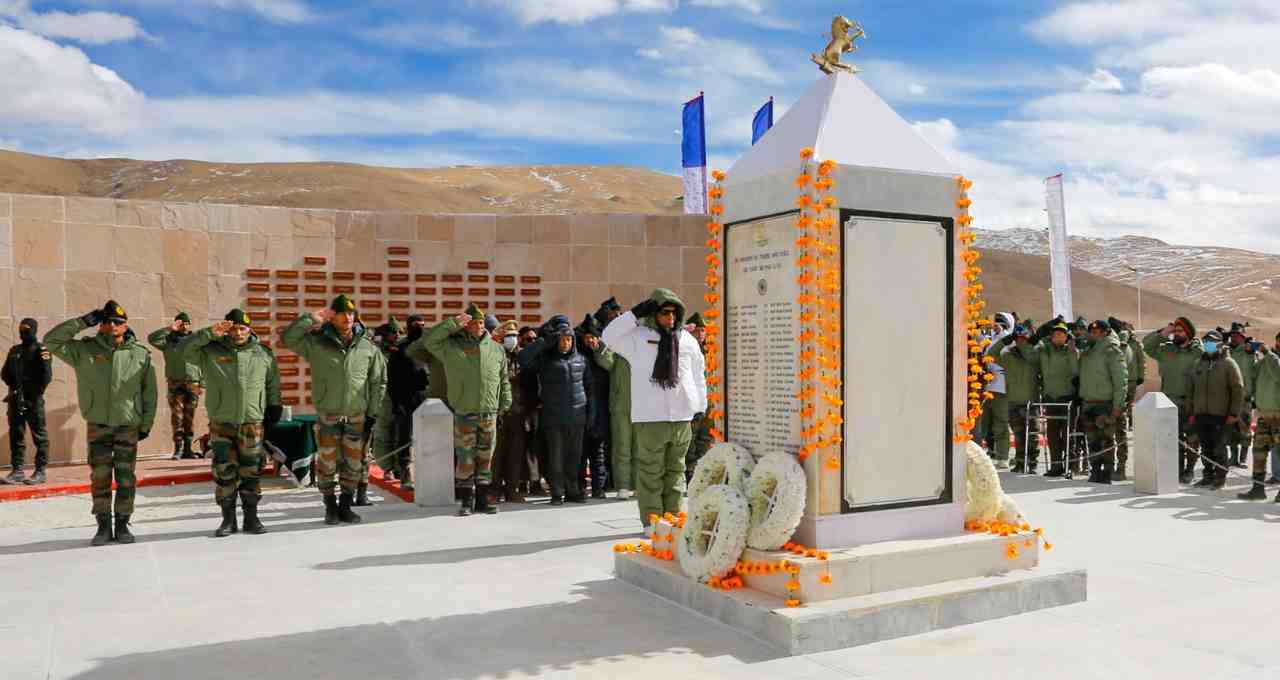 Galwan Memorial: रक्षा मंत्री राजनाथ सिंह ने शहीद स्मारक का किया उद्घाटन, अब आम जनता दे सकेगी श्रद्धांजलि