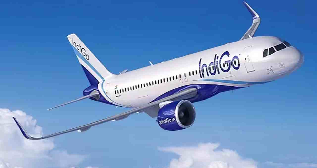 इंडिगो संकट: DGCA ने 4 फ्लाइट ऑपरेशन इंस्पेक्टर्स को किया सस्पेंड, सुरक्षा नियमों के उल्लंघन पर सख्त कार्रवाई

