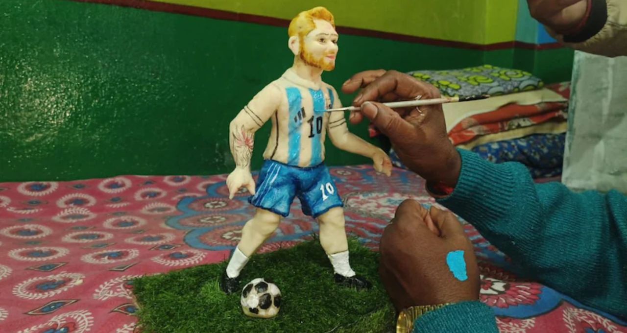 কলকাতায় পা রাখলেই মেসির জন্য মিষ্টি চমক! ফেলু মোদকের নলেন গুড়ের সন্দেশে লুকিয়ে মেগা সারপ্রাইজ
