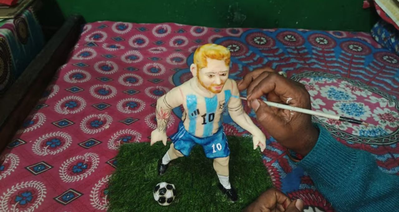 কলকাতায় পা রাখলেই মেসির জন্য মিষ্টি চমক! ফেলু মোদকের নলেন গুড়ের সন্দেশে লুকিয়ে মেগা সারপ্রাইজ
