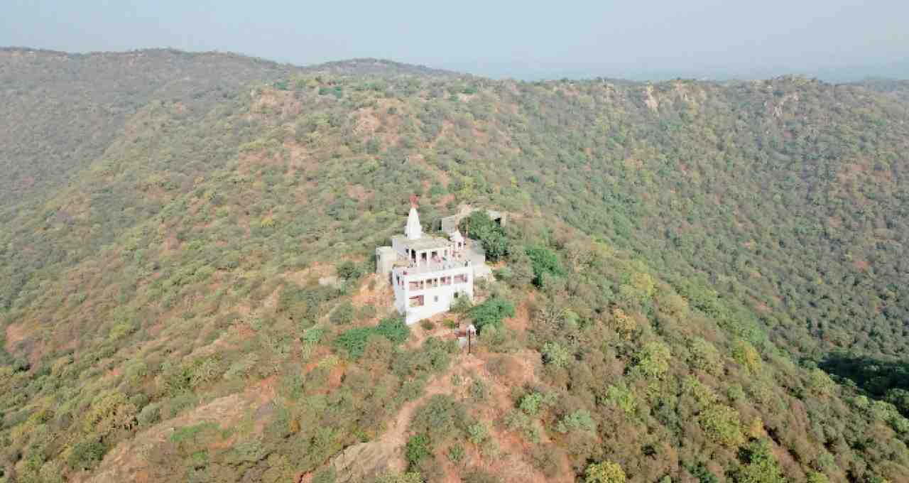 अरावली पहाड़ियों को लेकर क्यों बढ़ा जनआक्रोश? नई कानूनी परिभाषा से क्या हैं पर्यावरणीय खतरे, जानिए 6 अहम सवाल