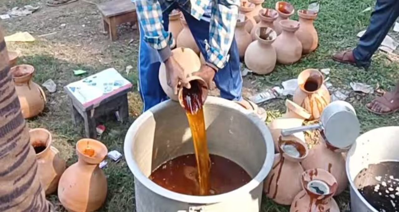 শীত মানেই নলেন গুড়! গাদা টাকা দিয়ে ভেজাল নয়—চোখে দেখেই চিনে নিন আসল নলেন গুড়

