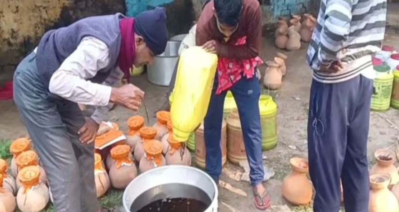 শীত মানেই নলেন গুড়! গাদা টাকা দিয়ে ভেজাল নয়—চোখে দেখেই চিনে নিন আসল নলেন গুড়

