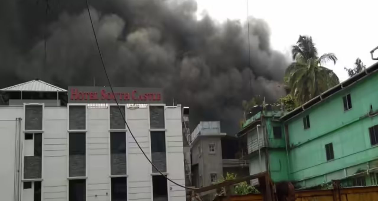 ছুটির দুপুরে দাউদাউ আগুন মৌলালির বহুতলে! মুহূর্তে আতঙ্ক, ঘটনাস্থলে দমকলের ৫ ইঞ্জিন

