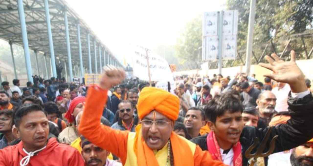 बांग्लादेश में हिंदुओं पर अत्याचार के विरोध में दिल्ली में विशाल प्रदर्शन, हाई अलर्ट जारी