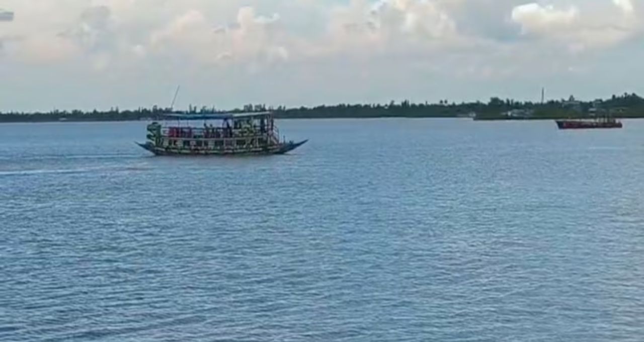 Sundarban Tour: পাখির ডাকে ঘুম ভাঙবে, দক্ষিণরায়ের পায়ের ছাপের রহস্য! কোর জঙ্গলের কলস দ্বীপে শীতের রোমাঞ্চকর ভ্রমণ