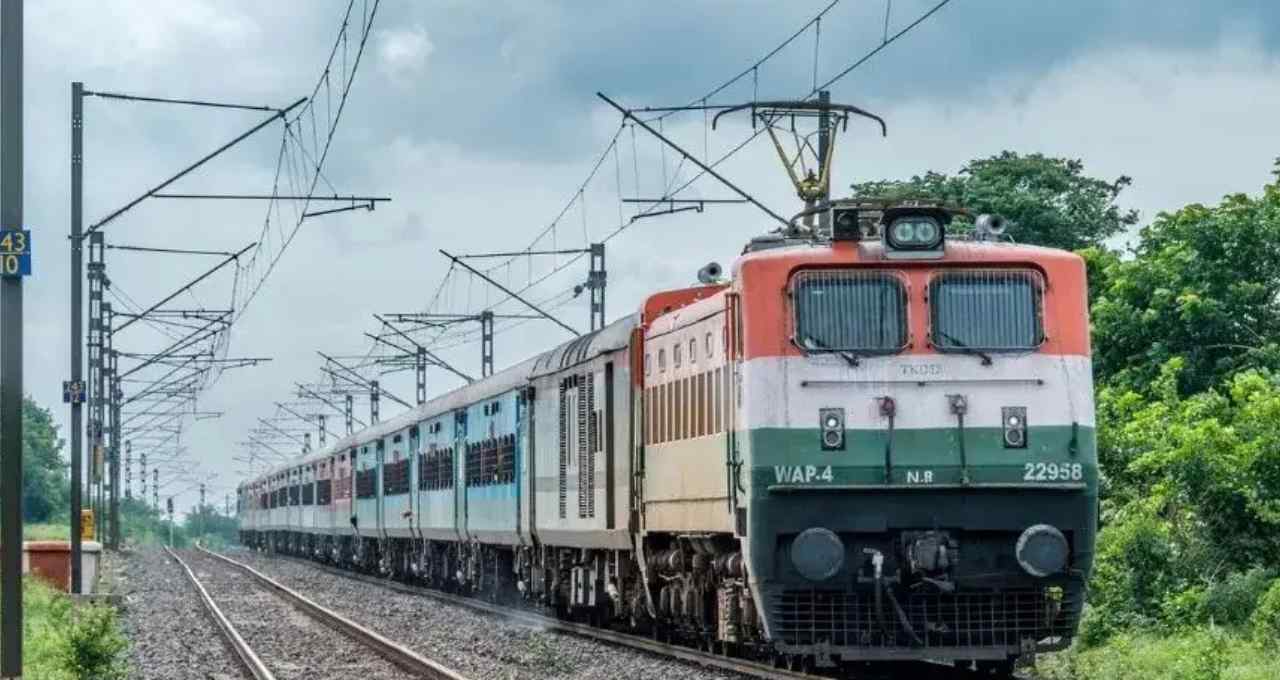 Railway Fare Hike: आज से लागू हुई रेलवे की नई टिकट कीमतें, लंबी दूरी का सफर हुआ महंगा