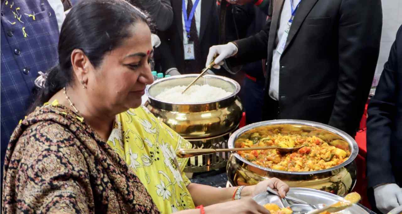 सीएम रेखा गुप्ता ने दिल्ली में अटल कैंटीन का किया उद्घाटन, 5 रुपये में गरीबों को मिलेगा खाना