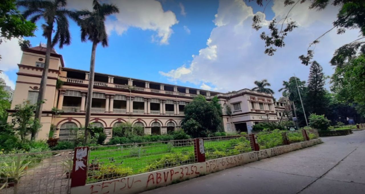 যাদবপুরে হিজাব বিতর্কে নতুন মোড়, তদন্ত চলাকালীন ইংরেজি বিভাগের প্রধানকে ক্যাম্পাসে না আসার প্রস্তাব সংখ্যালঘু কমিশনের
