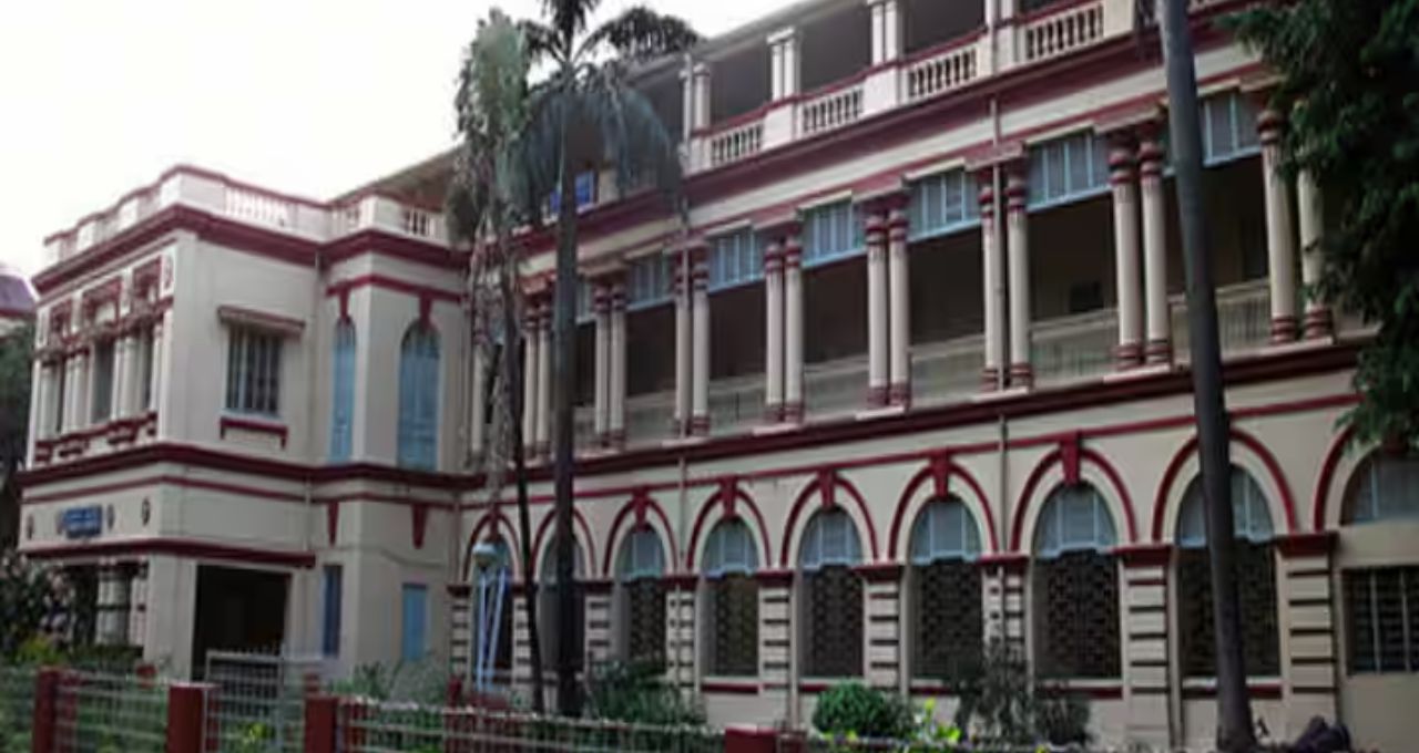 যাদবপুরে হিজাব বিতর্কে নতুন মোড়, তদন্ত চলাকালীন ইংরেজি বিভাগের প্রধানকে ক্যাম্পাসে না আসার প্রস্তাব সংখ্যালঘু কমিশনের
