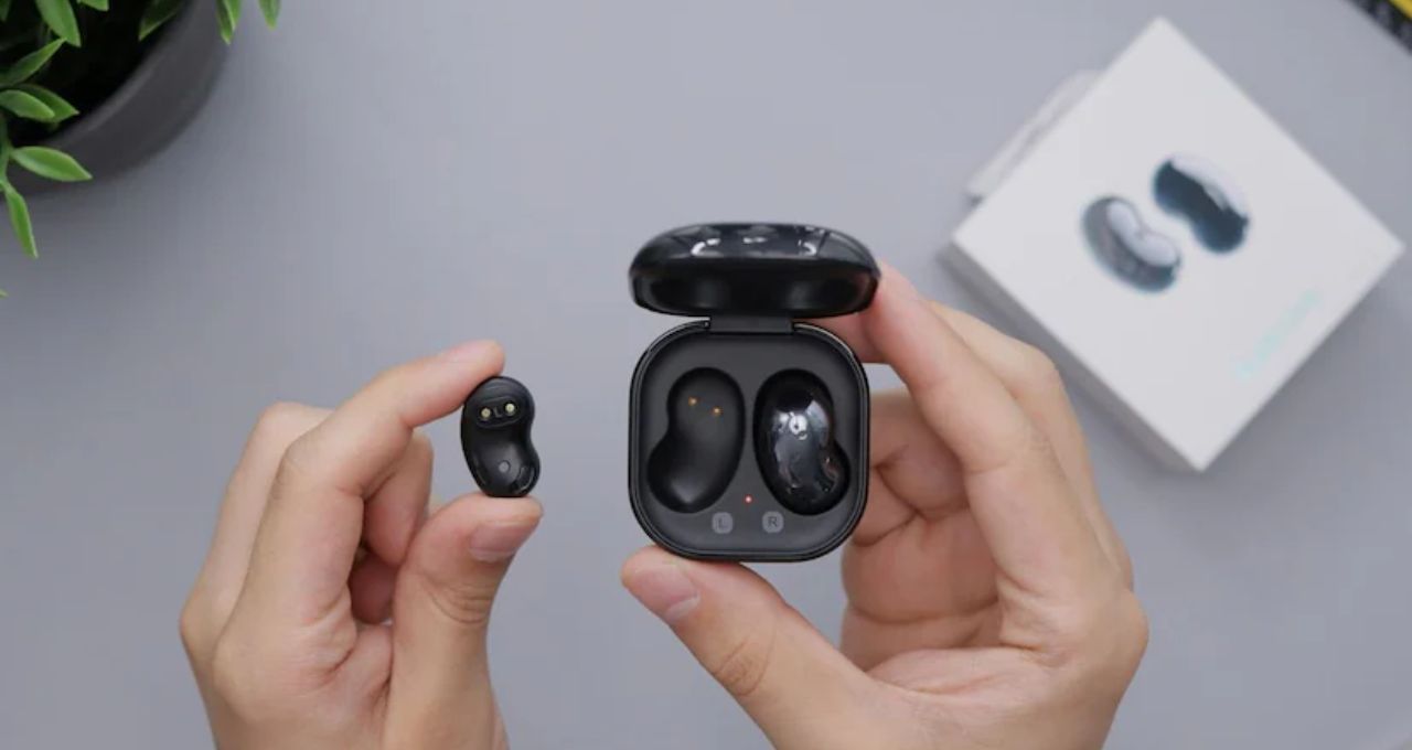 Earphone Buying Guide: দামি ওয়্যারলেস না কি সস্তা তারযুক্ত ইয়ারফোন? কোনটায় সাউন্ড কোয়ালিটি ভাল—জেনে নিন আগে
