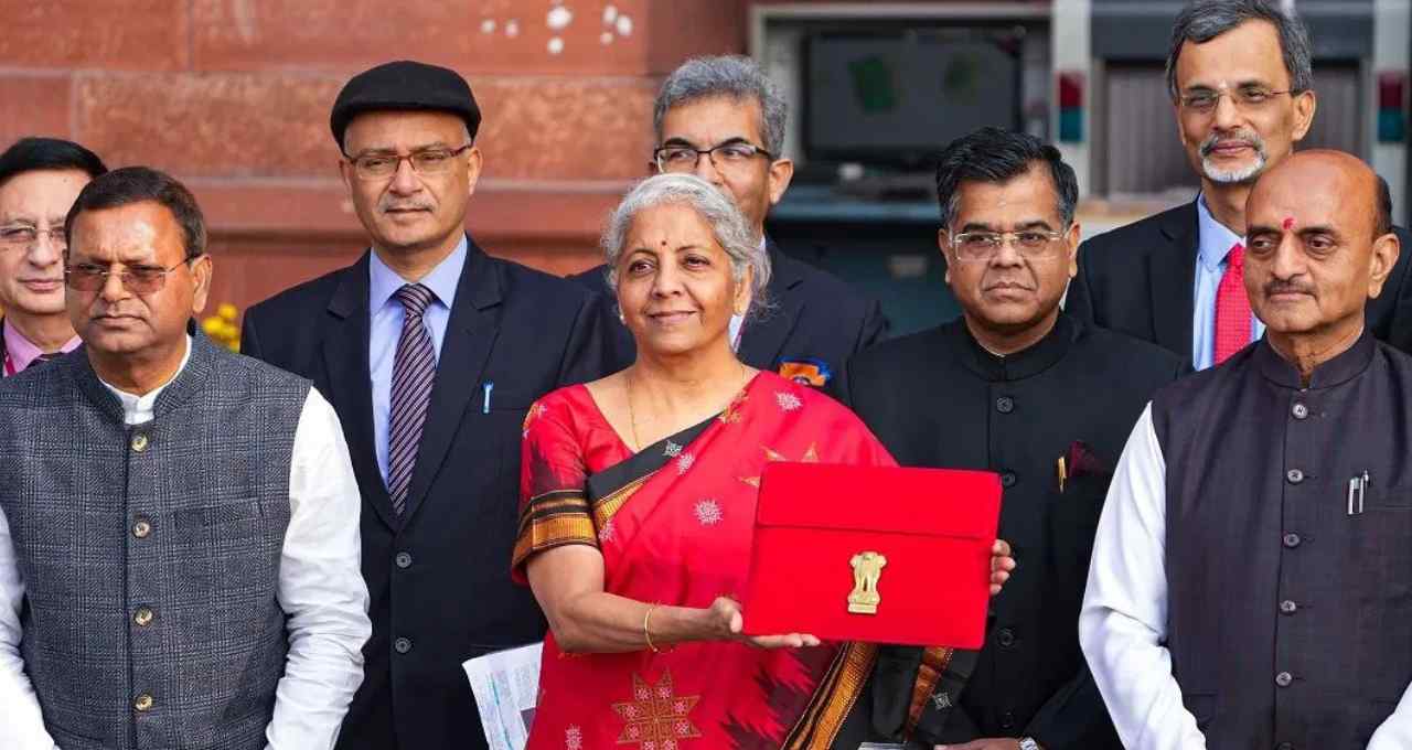 Budget 2026: थोड़ी देर में वित्त मंत्री पेश करेंगी बजट, मिडिल क्लास को राहत का अनुमान