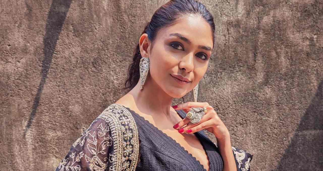 धनुष संग अफेयर की अफवाहों के बीच आया मृणाल ठाकुर का बयान, बोली- 'प्यार आपको बेहतर इंसान बनाता है'