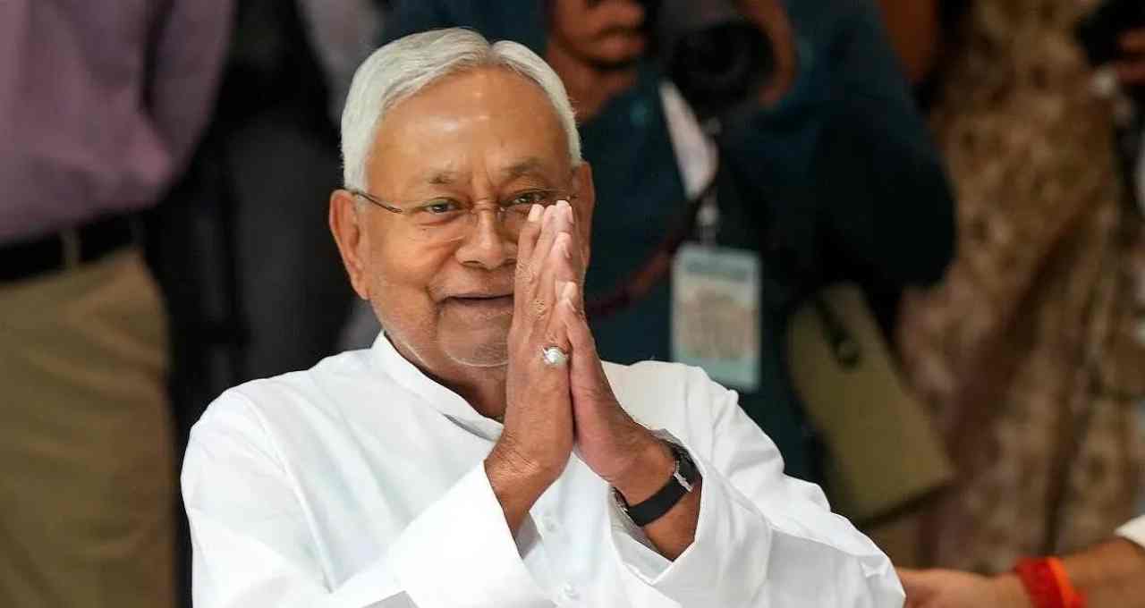 बिहार विधानसभा में नीतीश कुमार के दो रंग: कभी राज्यपाल के पैर छुए, कभी कंधे पर रखा हाथ, विपक्ष ने ली चुटकी