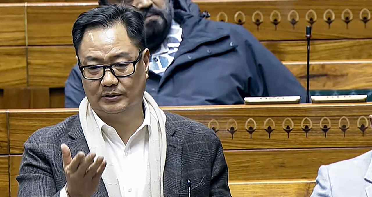 लोकसभा में हंगामा! राहुल गांधी के भाषण के दौरान पेपर फेंकने की घटना, 8 सांसद पूरे बजट सत्र के लिए निलंबित