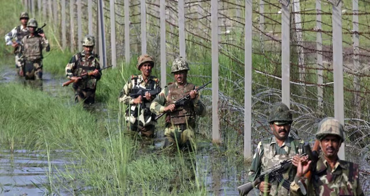 ভারত-পাকিস্তান সীমান্তে কাঁটাতারে ঝুলে থাকা কাচের বোতল কেন এত গুরুত্বপূর্ণ? নীরব অ্যালার্মের আসল কাজ জানুন
