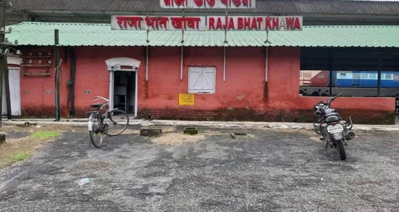 Dooars Tourism: ডুয়ার্স সফরে রাজাভাতখাওয়া মিস মানেই আফসোস! জঙ্গল সাফারি থেকে ঐতিহাসিক স্টেশন—জেনে নিন ঘোরার সেরা ঠিকানা
