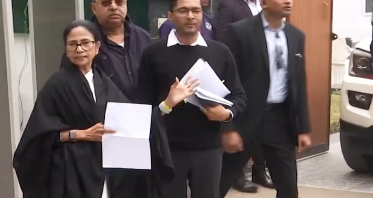 Supreme Court Mamata SIR: আজ সুপ্রিম কোর্টে গুরুত্বপূর্ণ শুনানি, ভার্চুয়ালি হাজির থাকতে পারেন মমতা বন্দ্যোপাধ্যায়
