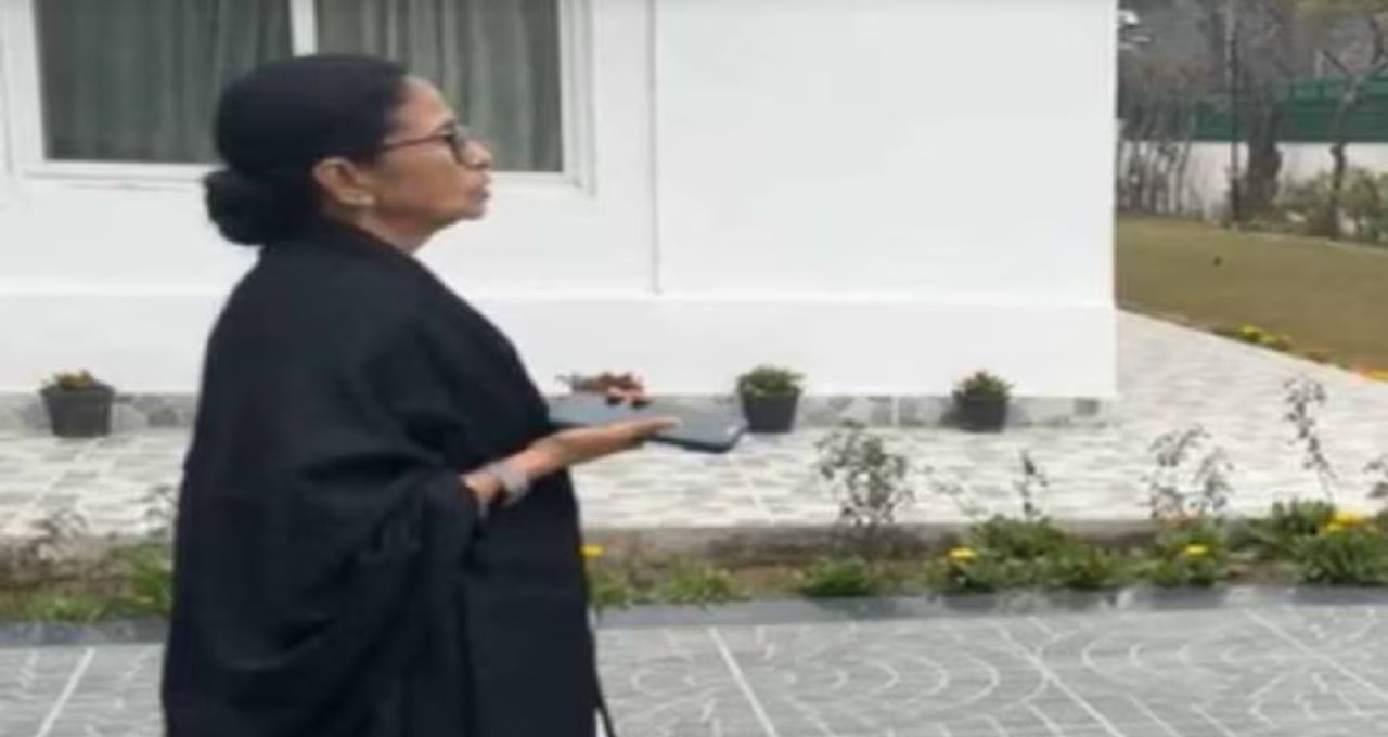 Supreme Court Mamata SIR: আজ সুপ্রিম কোর্টে গুরুত্বপূর্ণ শুনানি, ভার্চুয়ালি হাজির থাকতে পারেন মমতা বন্দ্যোপাধ্যায়
