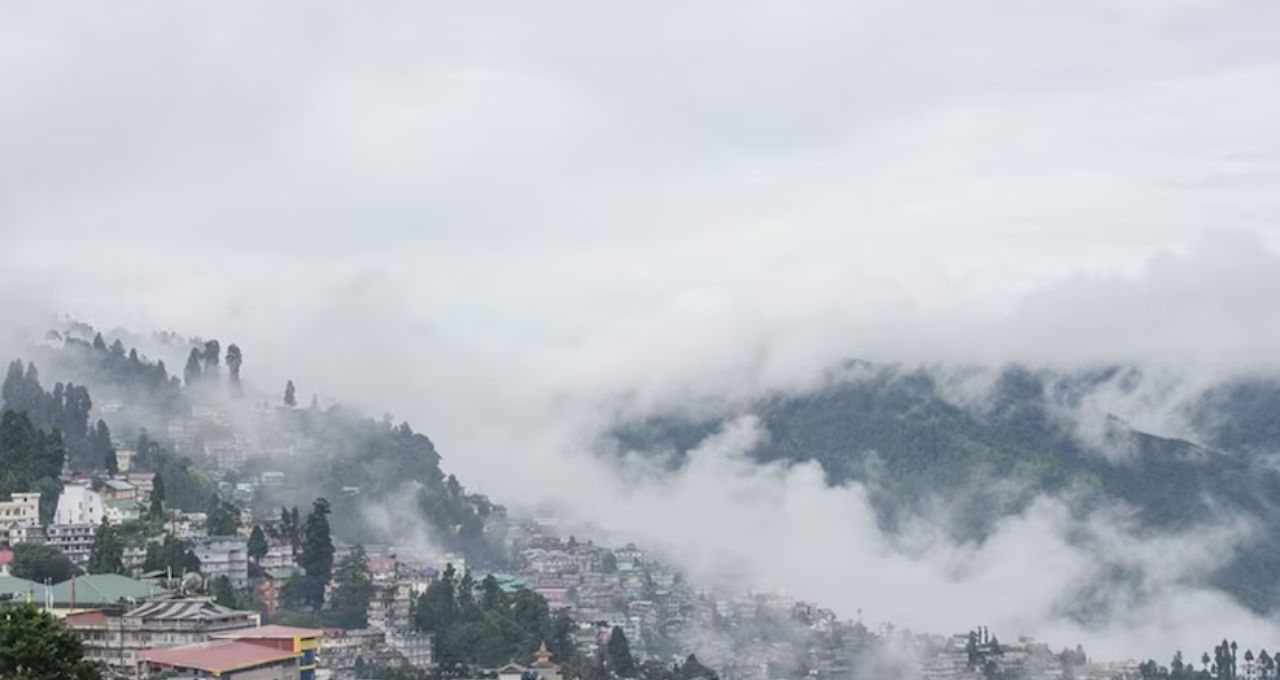 North Bengal Weather Today: শীতের শেষ লগ্নেও কনকনে ঠান্ডা পাহাড়ে, পর্যটকদের ভিড়—আগামী সপ্তাহে বদলাতে পারে আবহাওয়ার ছবি