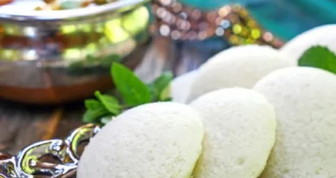 চালের সঙ্গে কতটা সুজি দিলে ইডলি হবে জুঁইফুলের মতো নরম? হোটেলের মতো ঝরঝরে ইডলির গোপন মাপ জেনে নিন
