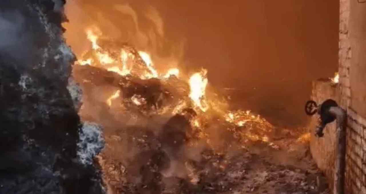 पानीपत के शक्ति नगर में वेस्ट कपड़ों के गोदाम में भीषण आग, लाखों का नुकसान