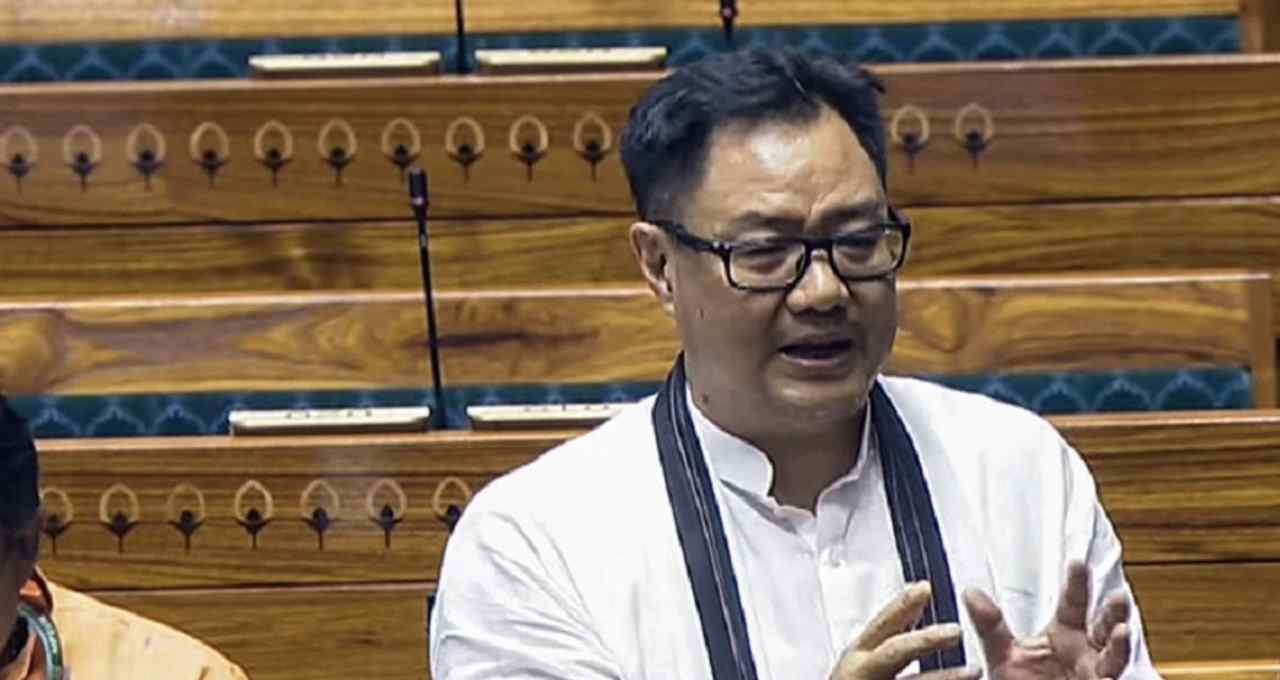 संसद में तीखी बहस, रिजिजू ने राहुल गांधी को दी सख्त नसीहत