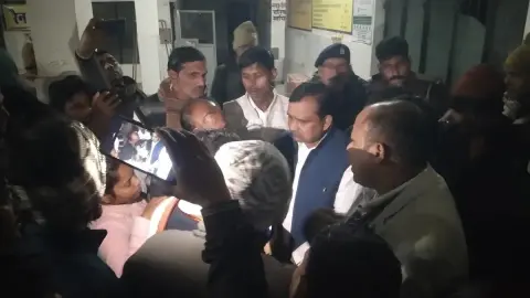प्रयागराज में नसबंदी के बाद महिला की मौत: आक्रोशित परिजनों ने शव रखकर सड़क जाम क…