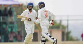 رنجی ٹرافی 2025-26 فائنل میں جموں–کشمیر 584 کے بعد مضبوط پوزیشن میں، کرناٹک 92 اوور میں 288/9
