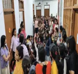 लखनऊ यूनिवर्सिटी मेस में हड़कंप: सोयाबीन की सब्जी में मिली चुहिया, शिकायत पर छात्राओं से कथित अभद्रता