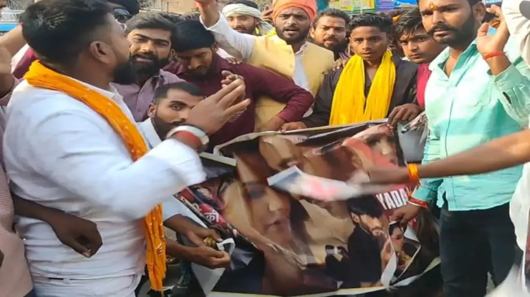 लखीसराय में ‘यादव जी की लव स्टोरी’ टीजर पर बवाल: यादव समाज का मार्च, पोस्टर जलाए; नाम बदलने और दृश्य हटाने की मांग