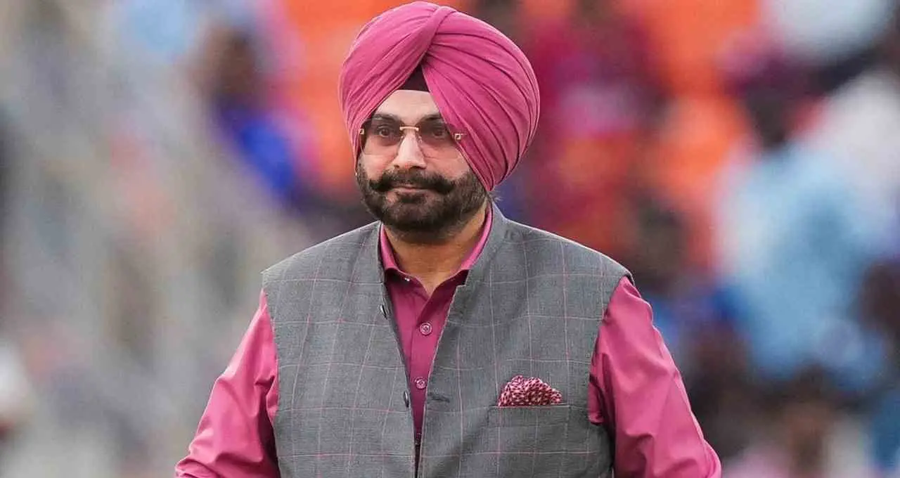 नवजोत सिंह सिद्धू का शायराना वार: 'जिनकी लंगोटियां फटी…' बयान के राजनीतिक मायने क्या हैं?