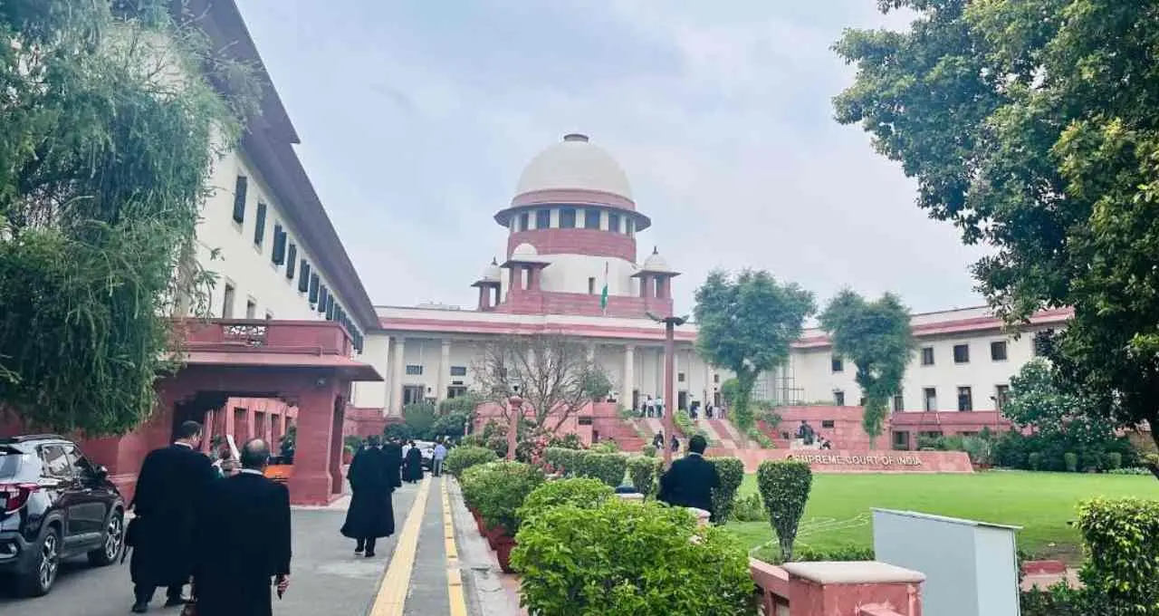 सरकार की फ्री योजनाओं पर सुप्रीम कोर्ट सख्त: कहा- 'यदि सब फ्री देंगे तो काम कौन करेगा?'
