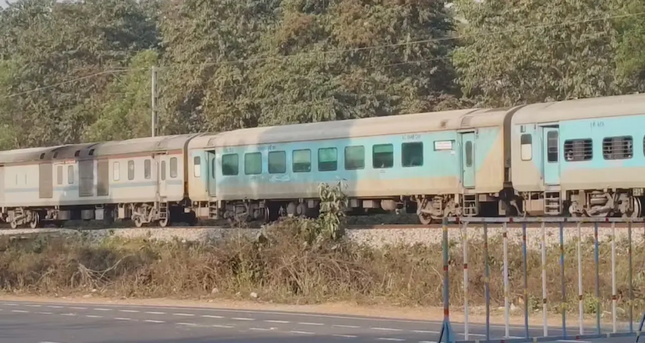 Indian Railways: ডুয়ার্স ভ্রমণে বড় সুখবর! আলিপুরদুয়ার ডিভিশনে একাধিক ট্রেনের নতুন স্টপেজ, দেখুন পূর্ণ তালিকা
